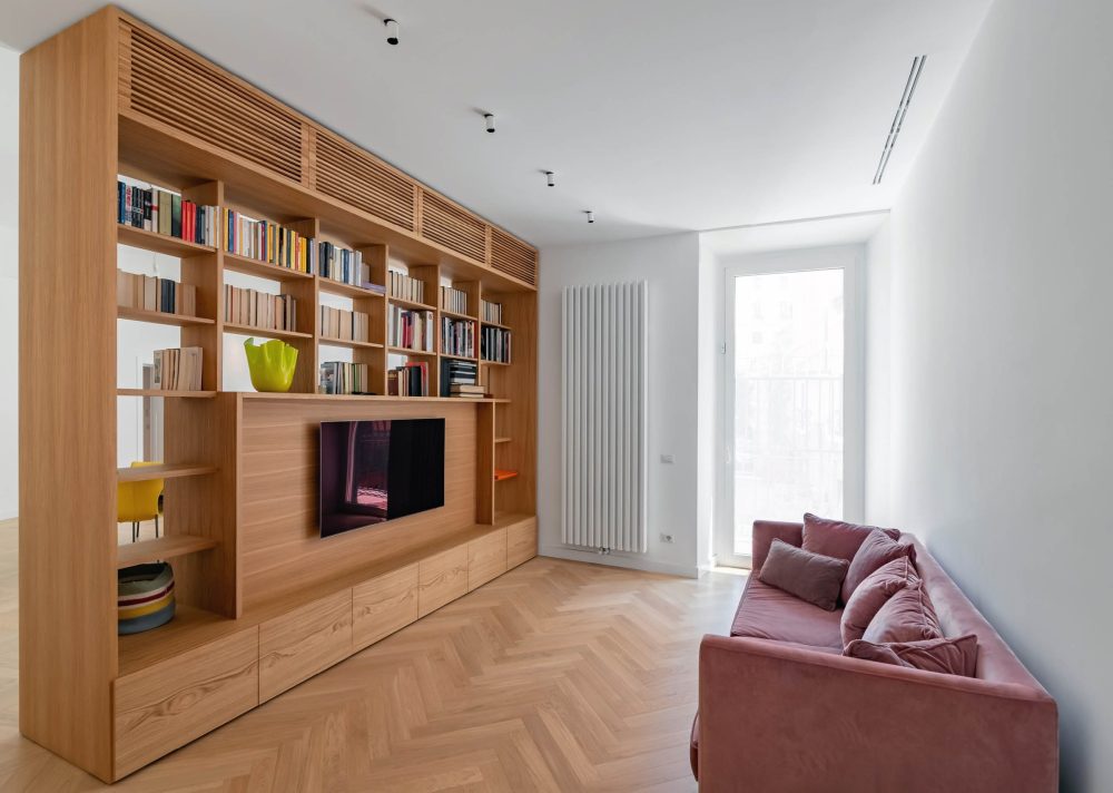 Soggiorno con libreria passante